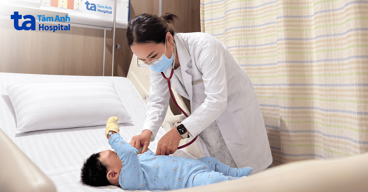 Bé 6 tháng tuổi nhập viện do độc tố của kiến ba khoang