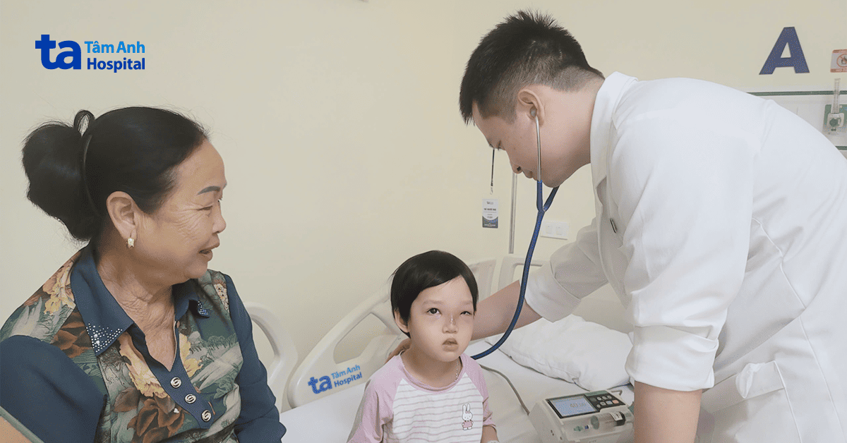 Bé gái sưng nề hai mắt do nhiễm khuẩn tụ cầu vàng