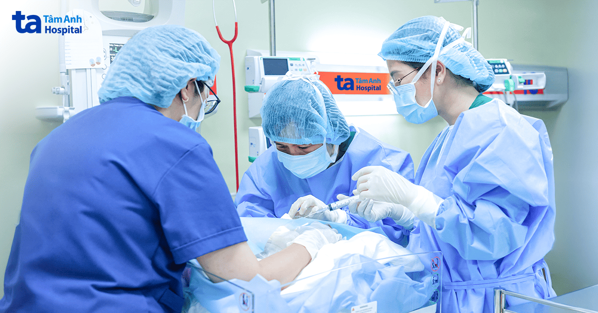 Bé sinh cực non 3 lần vượt cửa tử