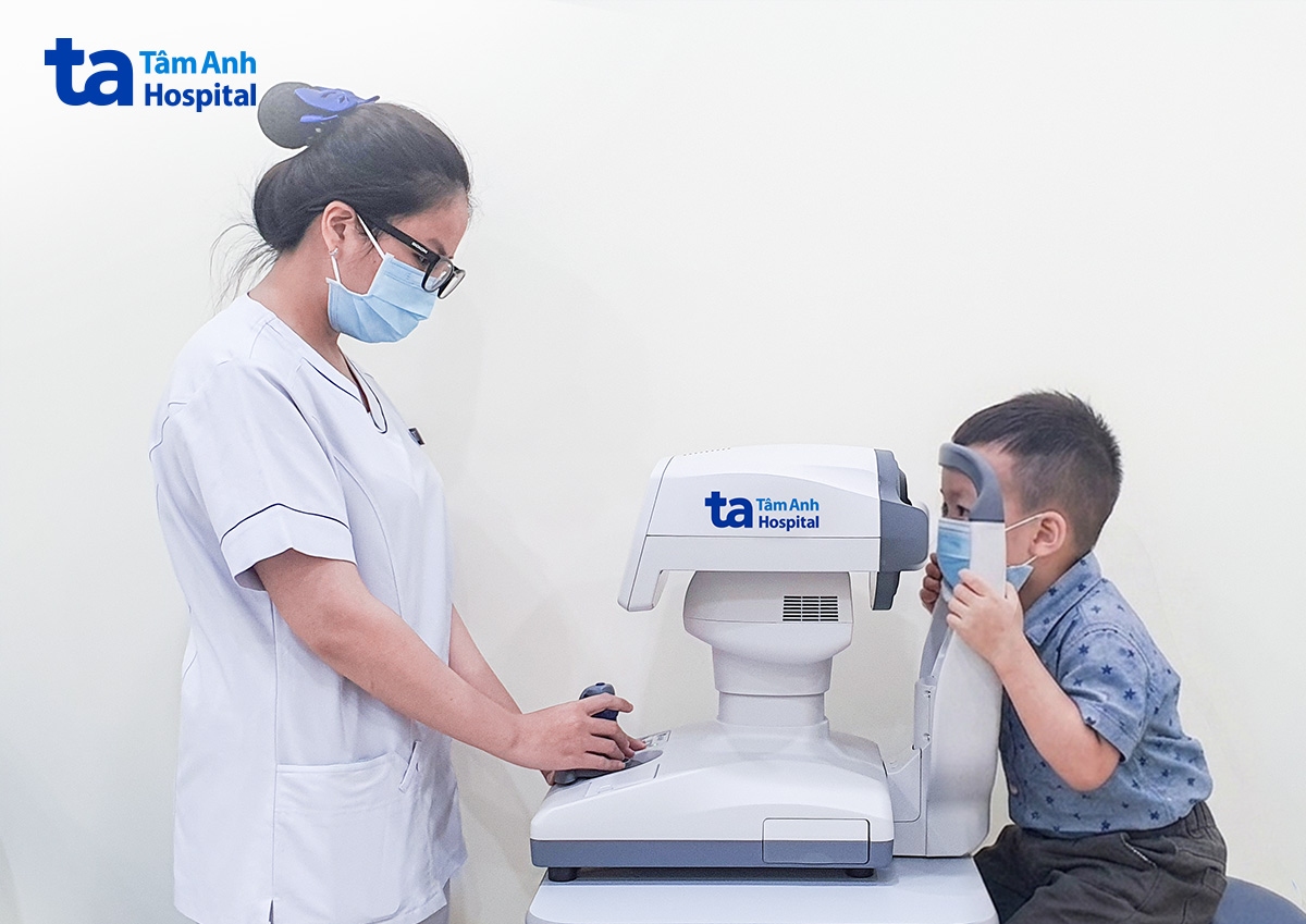 Điều dưỡng đo khúc xạ cho bé An. Ảnh: Bệnh viện Đa khoa Tâm Anh
