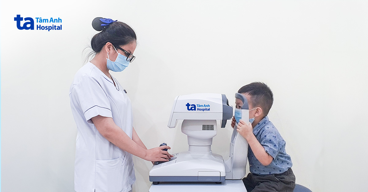 Bé trai 3 tuổi cận 14 độ