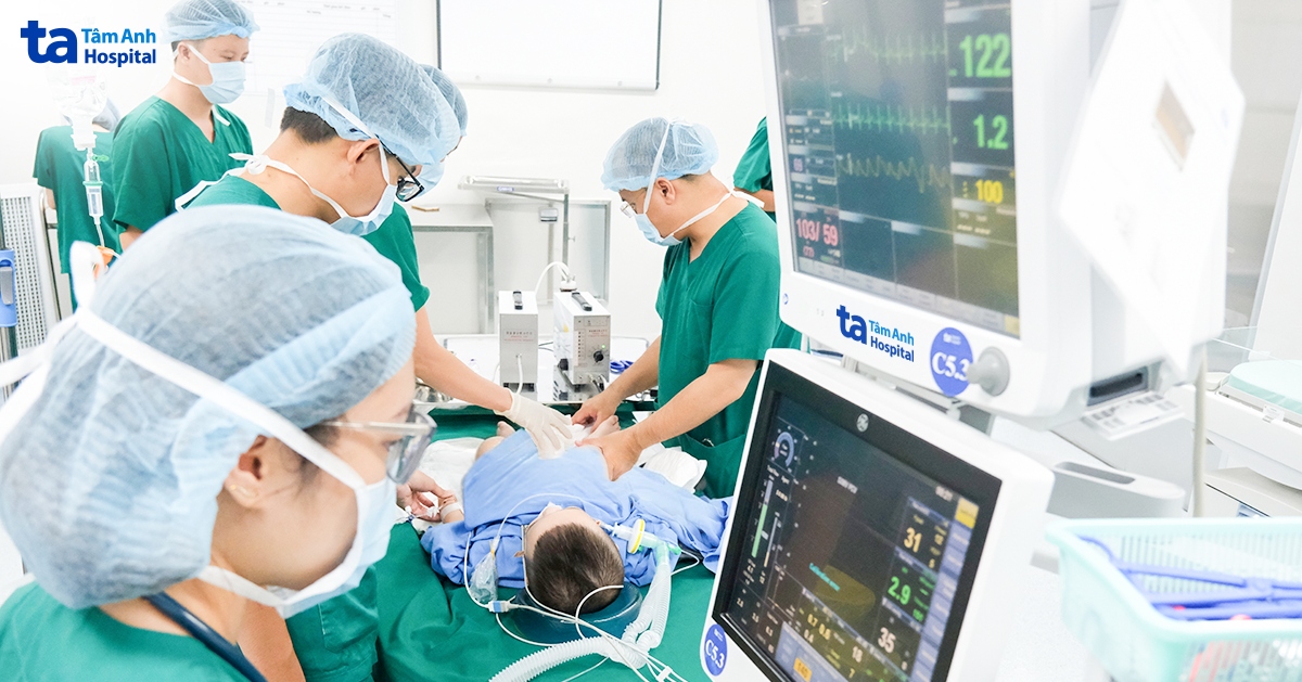 Bé trai được phát hiện lồng ruột sau 2 ngày đau bụng