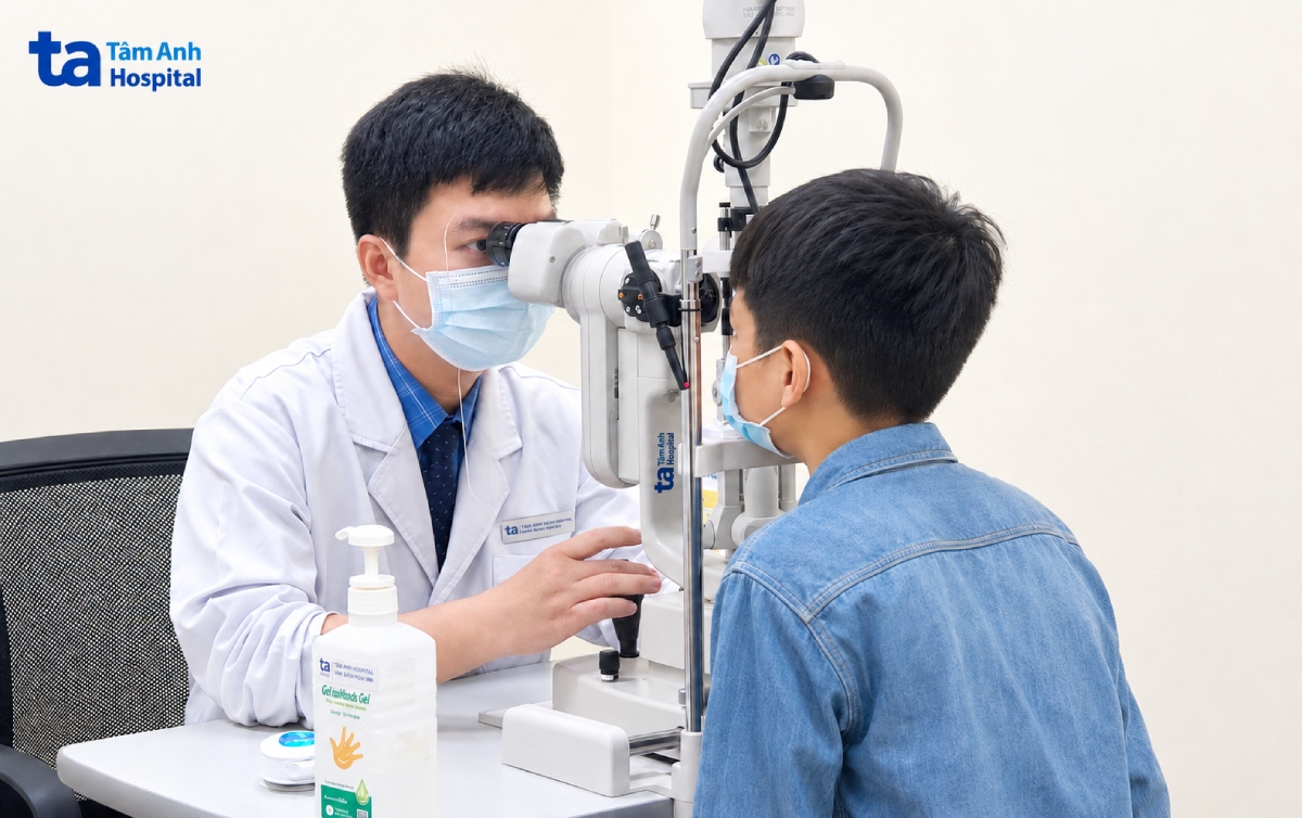 Bác Phúc khám mắt cho Quang. Ảnh: Bệnh viện Đa khoa Tâm Anh