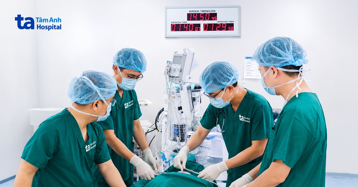 Bé trai người Nga bị lồng ruột cấp