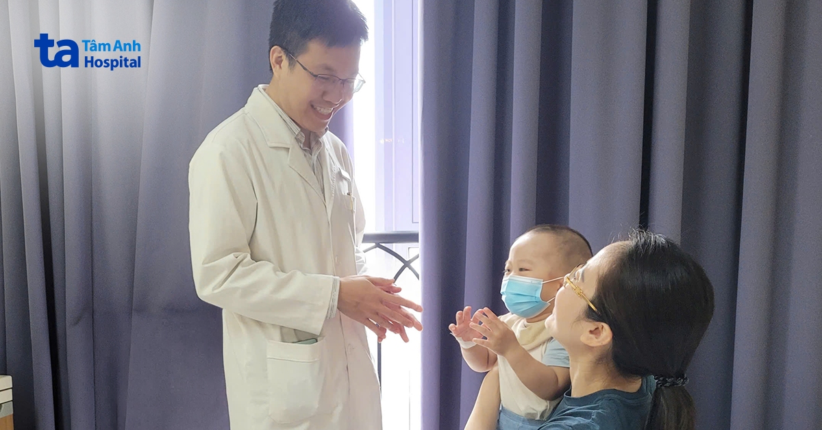 Bé trai thoát vị bẹn do còn ống phúc tinh mạc