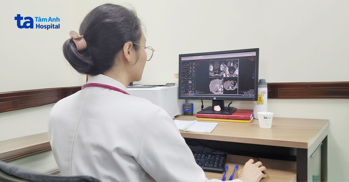 Bé trai tiểu ra máu do sỏi niệu quản