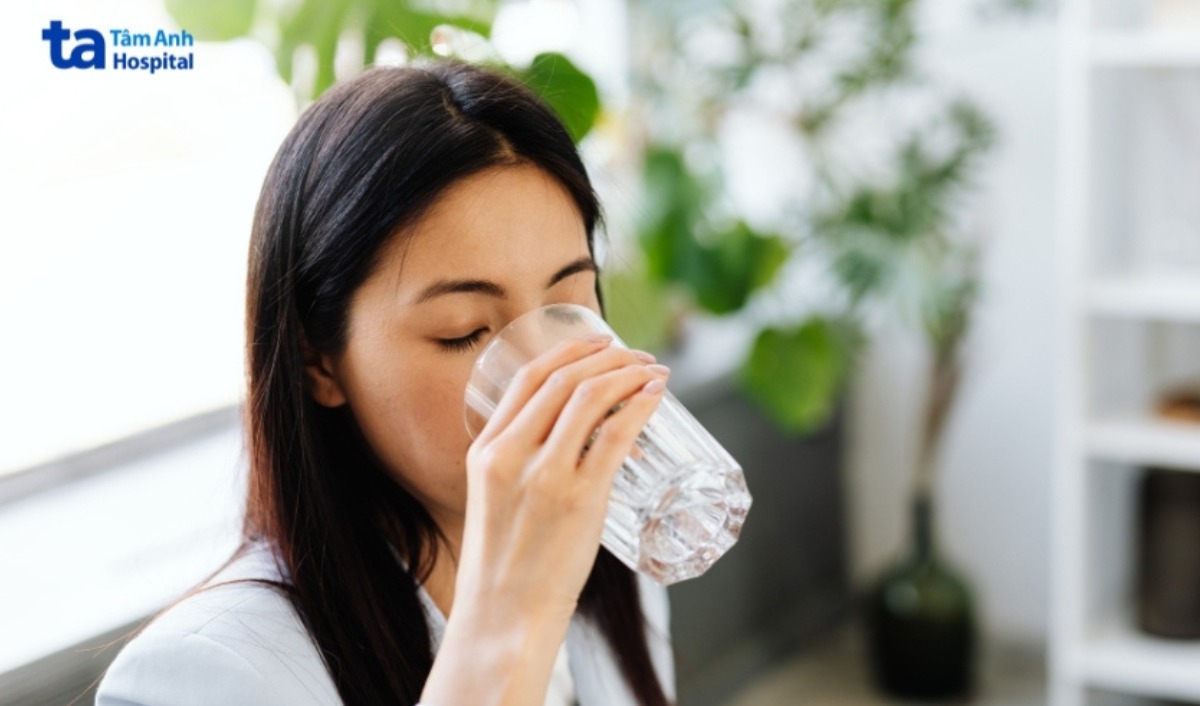 bổ sung đủ nước giảm sốt