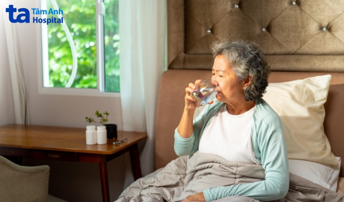 uống đủ nước hỗ trợ giảm sốt