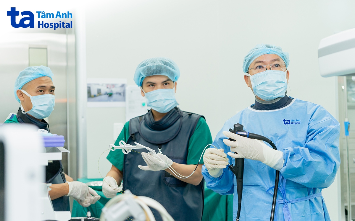 BS Bình đặt stent cho anh Khánh