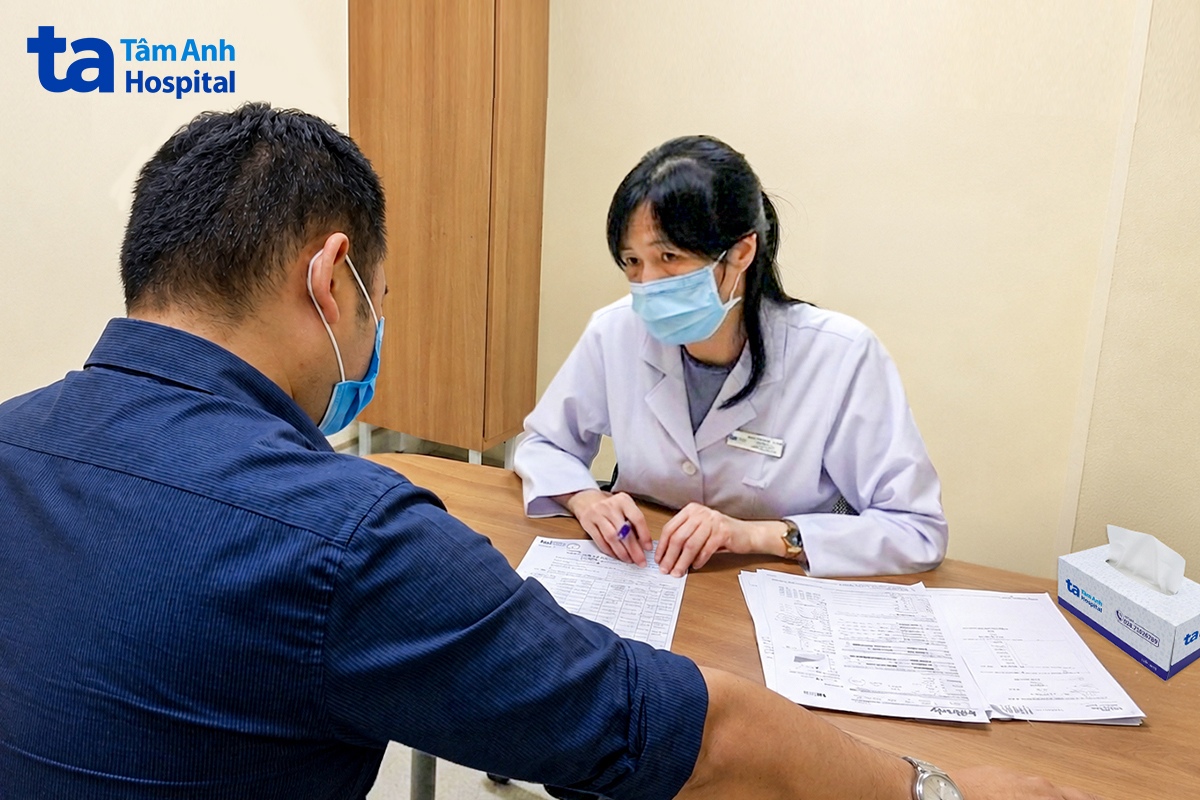 BS.CKI Phạm Thị Thu Hà tư vấn điều trị giảm cân cho anh Toàn. Ảnh: Bệnh viện Đa khoa Tâm Anh