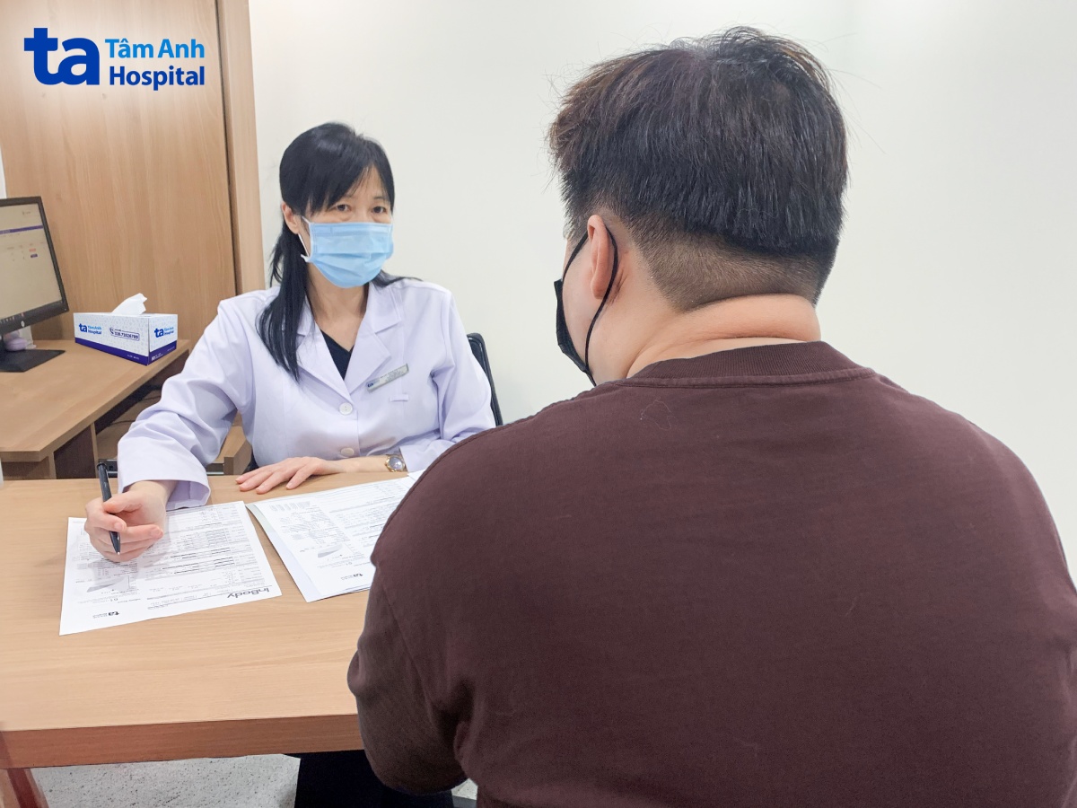 BS.CKI Phạm Thị Thu Hà tư vấn giảm cân cho anh Dũng. Ảnh: Bệnh viện Đa khoa Tâm Anh