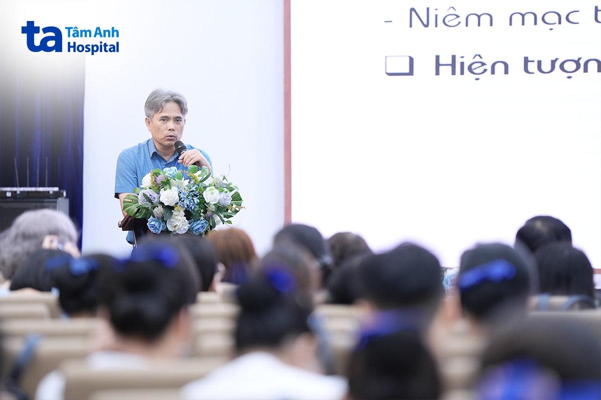 BS. Hồ Sỹ Hùng phát biểu