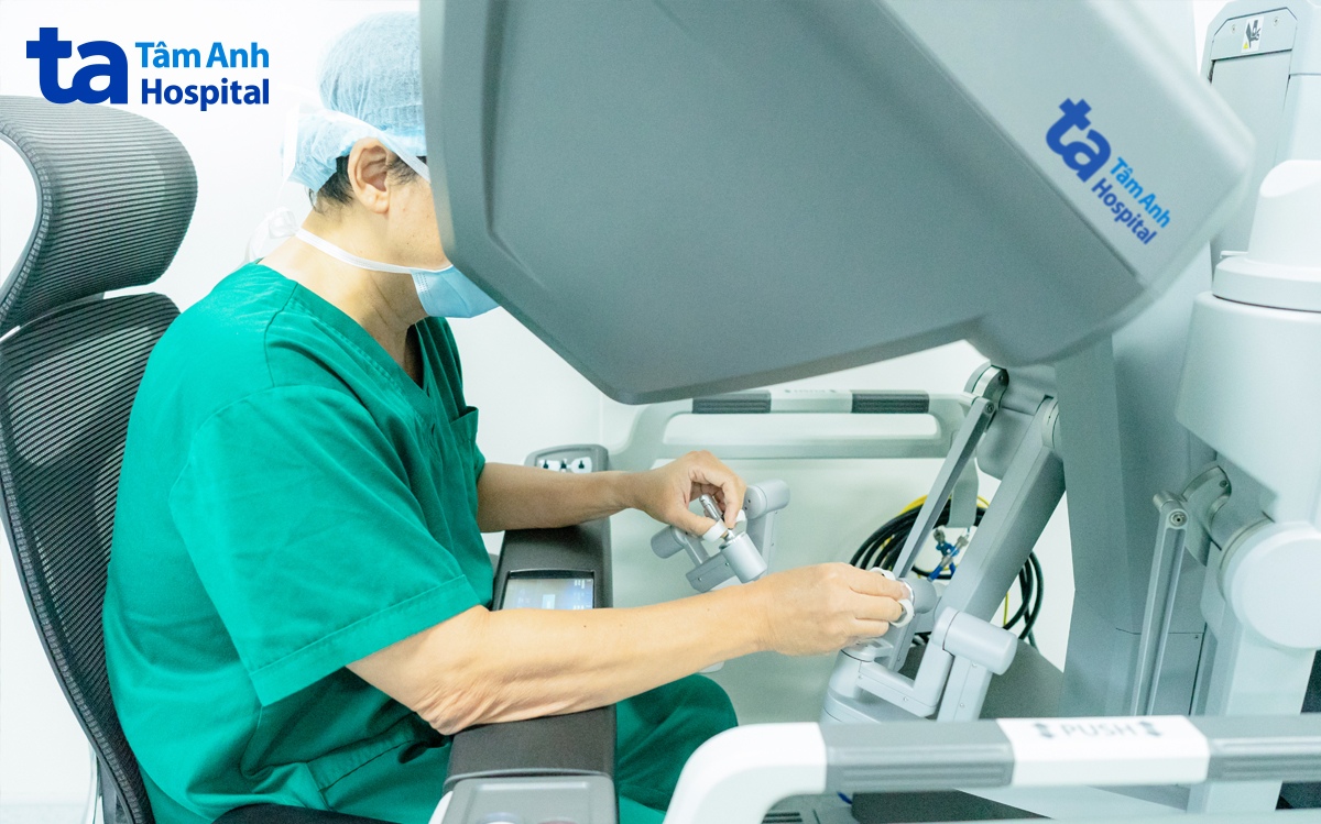 BS Hùng ngồi phòng điều khiển cắt khối u cho bà Kim