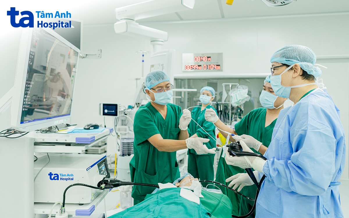 BS Hùng phẫu thuật cắt túi thừa cho bệnh nhân