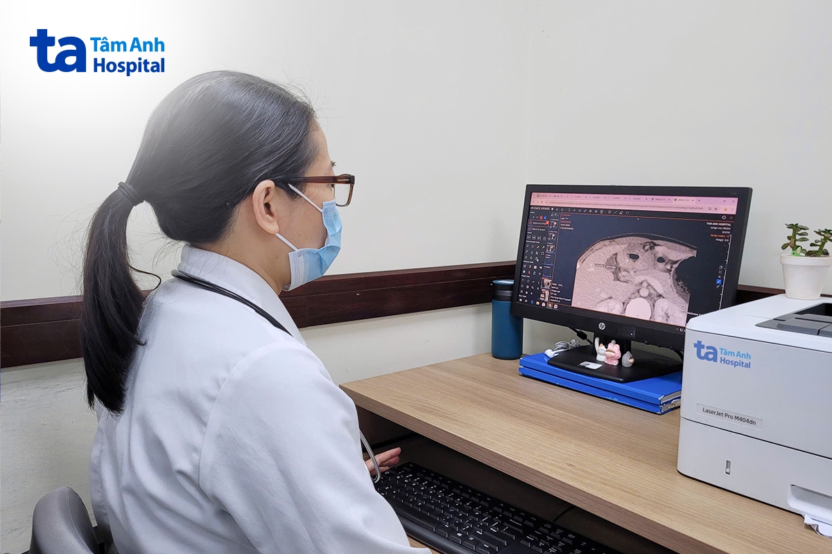 Bác sĩ đang xem hình ảnh của bệnh nhi. Ảnh: Bệnh viện Đa khoa Tâm Anh