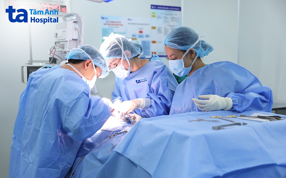 BS Phương phẫu thuật cho ông Lánh