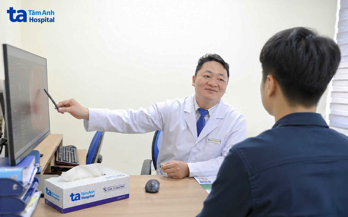 bác sĩ Sang tư vấn cho anh Hansani