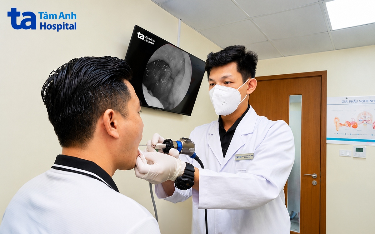 BS Trà Linh nội soi họng cho bệnh nhân