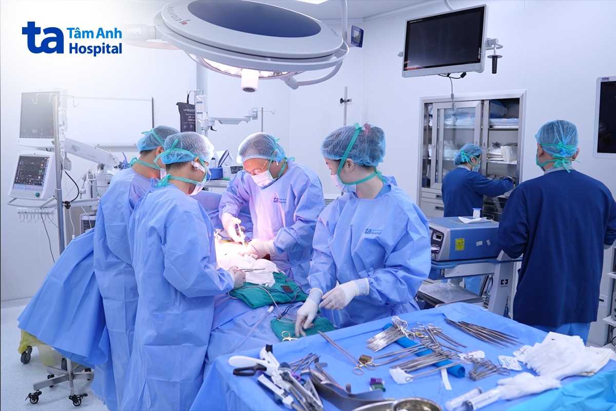 BS Triều Dương phẫu thuật cho ông Đại