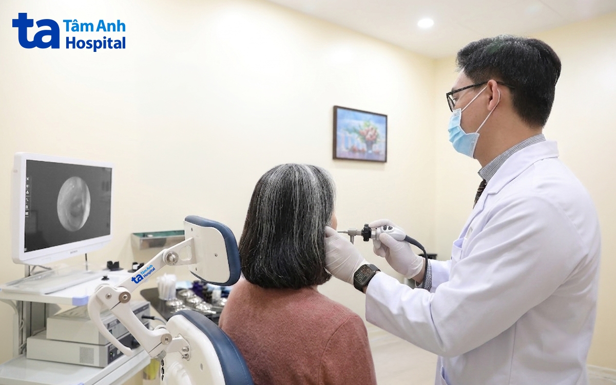 BS Xuân Nguyên nội soi tai cho bệnh nhân