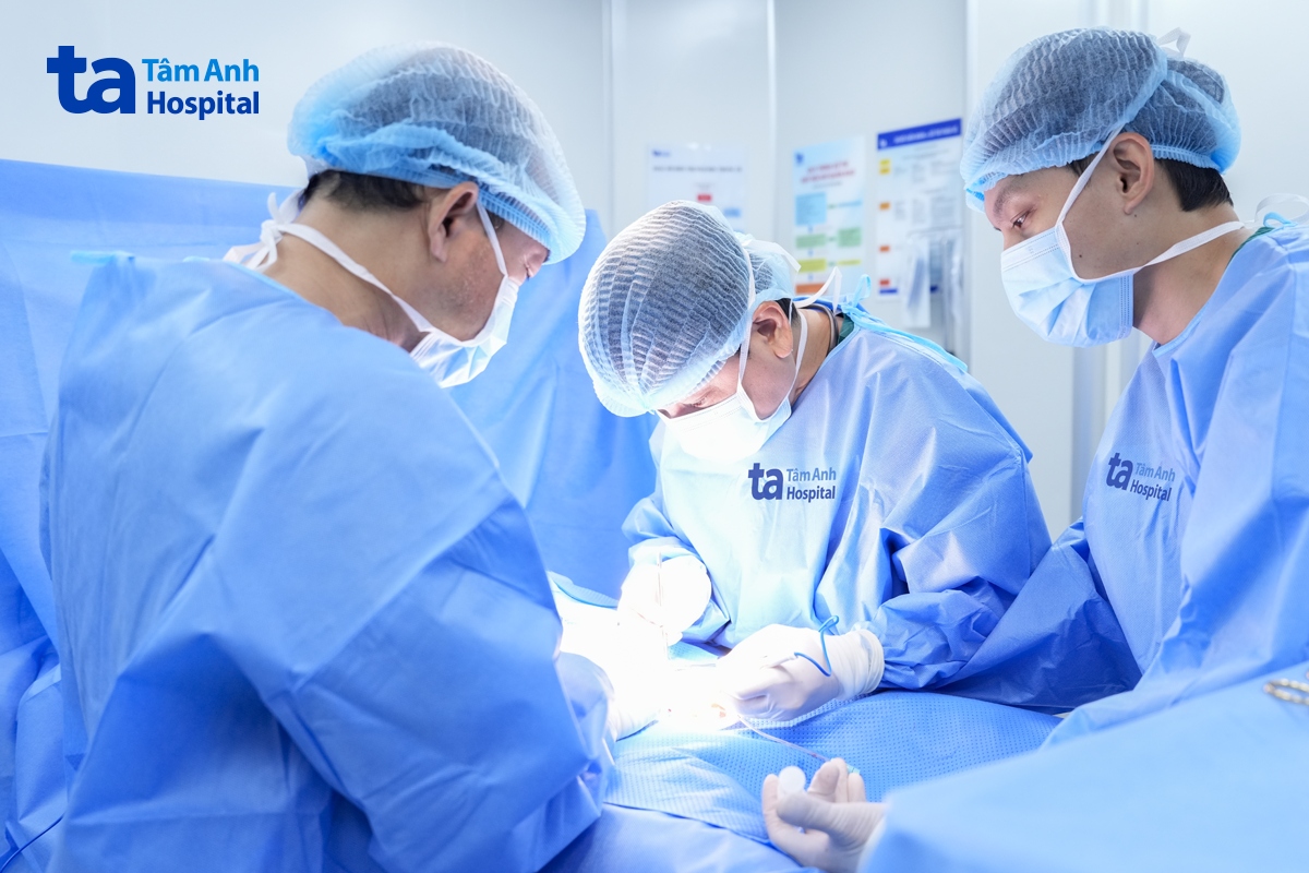 bs.ckii nguyễn đức tuấn (giữa) cùng êkíp ngoại nhi phẫu thuật cho mẫn