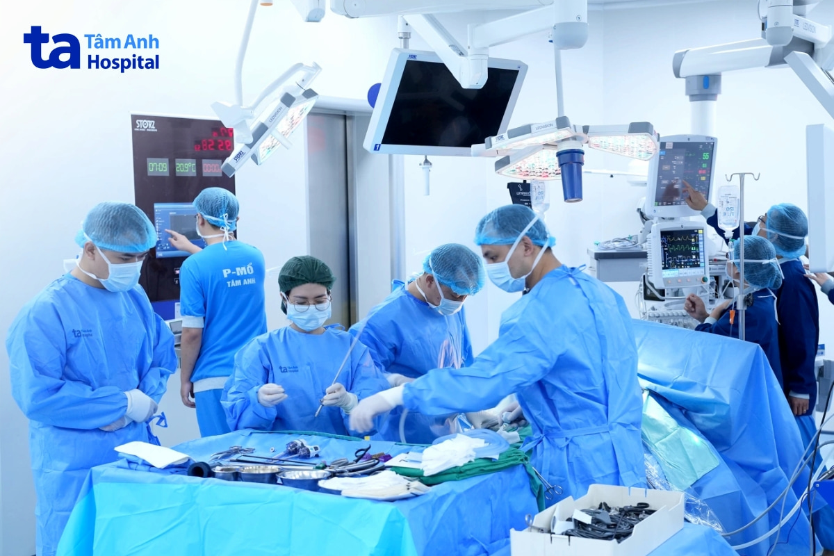 các bác sĩ đang trong một ca phẫu thuật ghép thận cho người bệnh