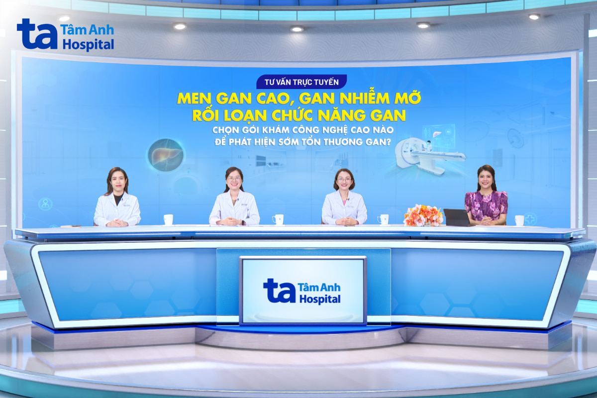 Các bác sĩ khoa Nội Tổng hợp tham gia tư vấn tại buổi giao lưu trực tuyến ngày 11/06