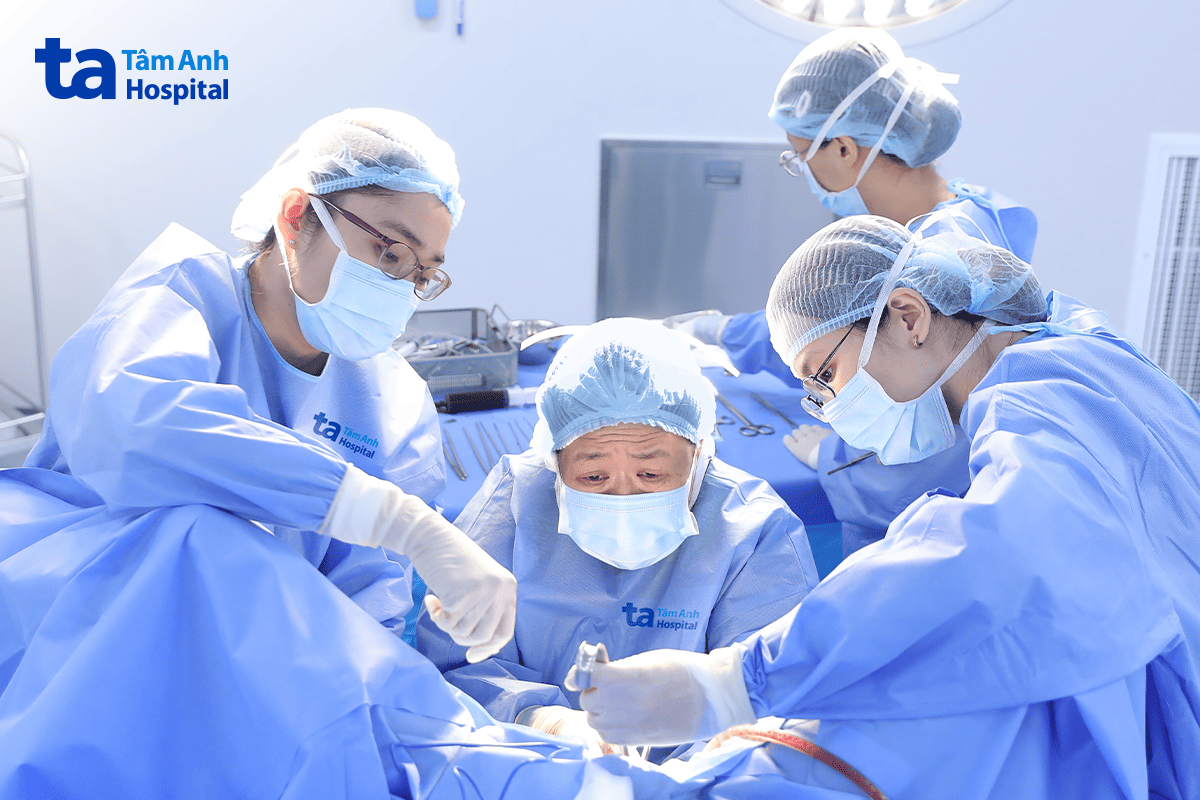các bác sĩ phẫu thuật cho chị hân