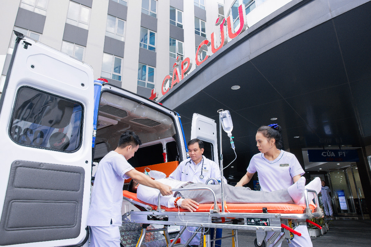 Bác sĩ tiếp nhận người bệnh từ xe cứu thương