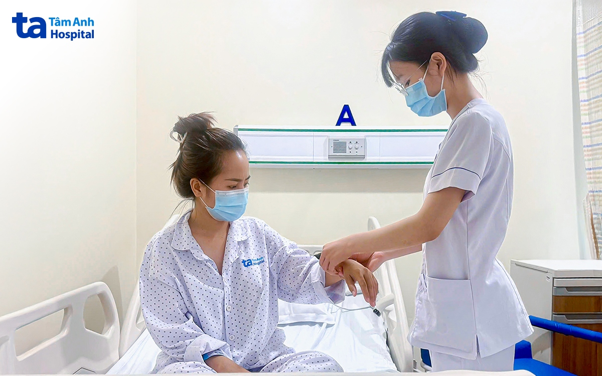 chị Dân được điều dưỡng chăm sóc