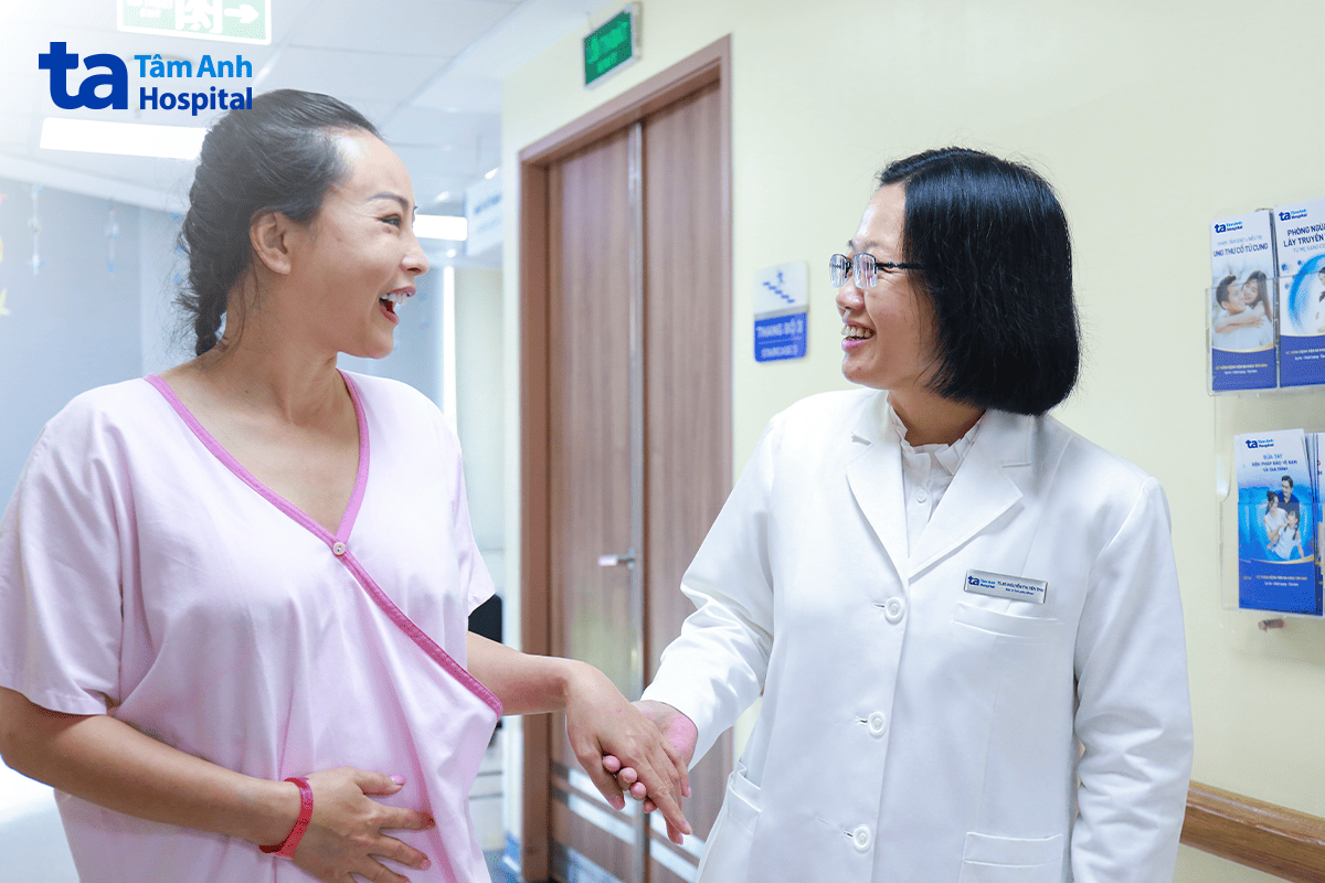 chị hạnh tự đi lại sau một ngày phẫu thuật cắt tử cung bằng robot