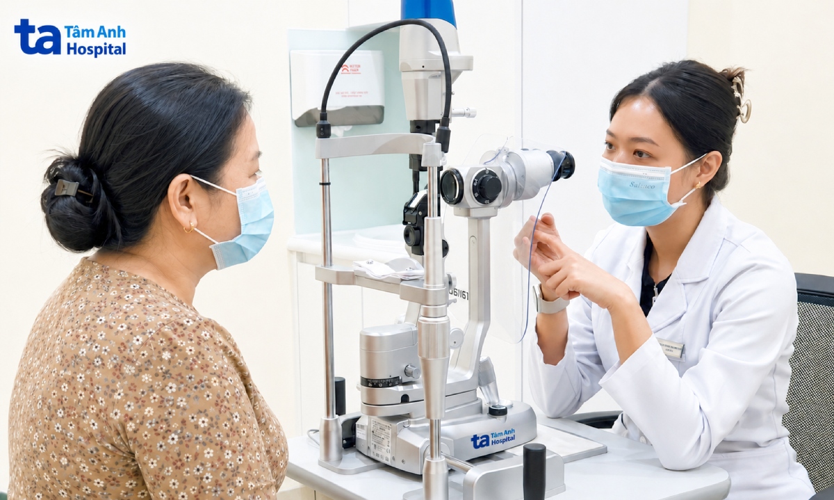 Bác sĩ Nhi giải thích tình trạng bệnh cho bà Giàu. Ảnh: Bệnh viện Đa khoa Tâm Anh