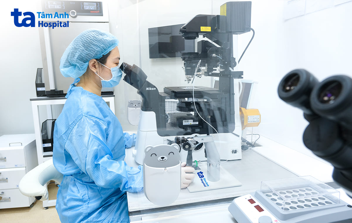 chuyên viên phôi học sàng lọc phôi tiền làm tổ