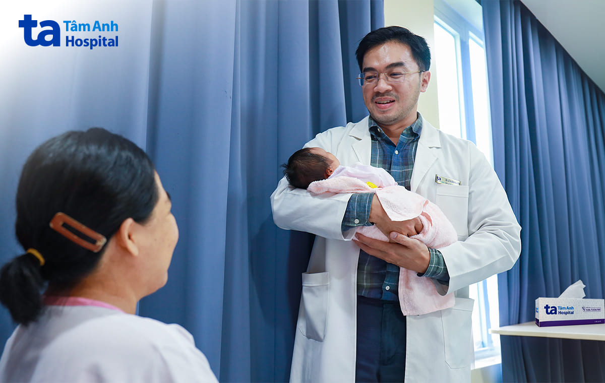 Bác sĩ tại IVF Tâm Anh thăm em bé của chị Hương