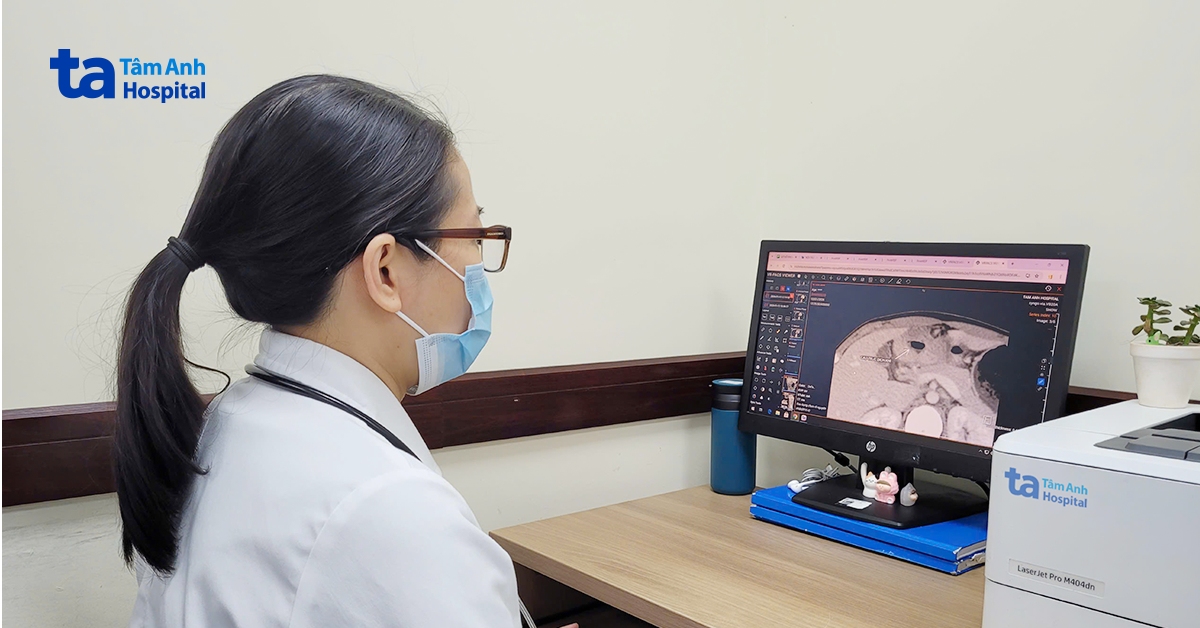 Đau bụng kéo dài, bé gái đi khám phát hiện loét lớn hành tá tràng biến chứng thủng bít