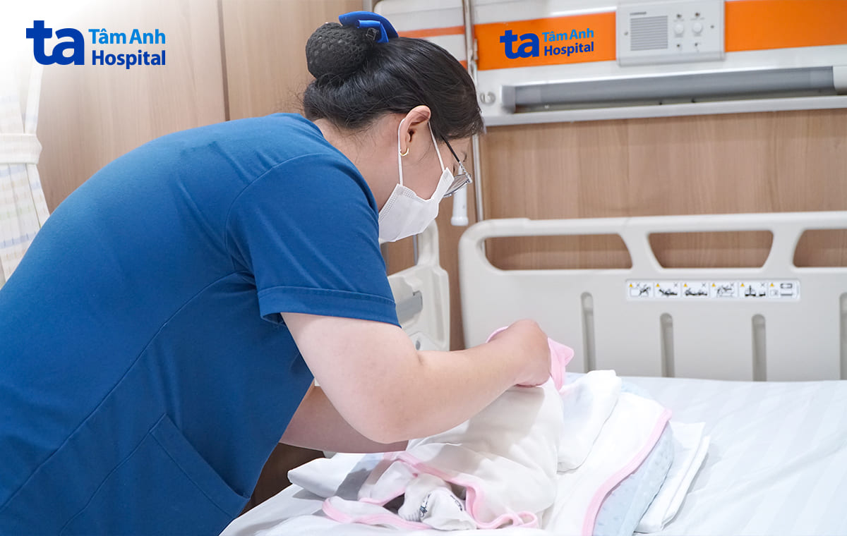điều dưỡng hướng dẫn phụ huynh chăm sóc bé