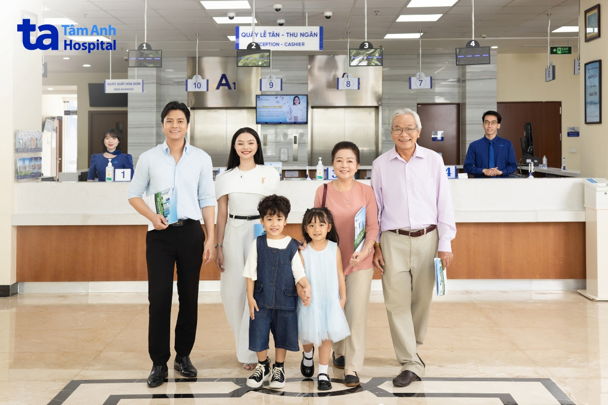 đưa người cao tuổi đi khám sức khỏe định kỳ
