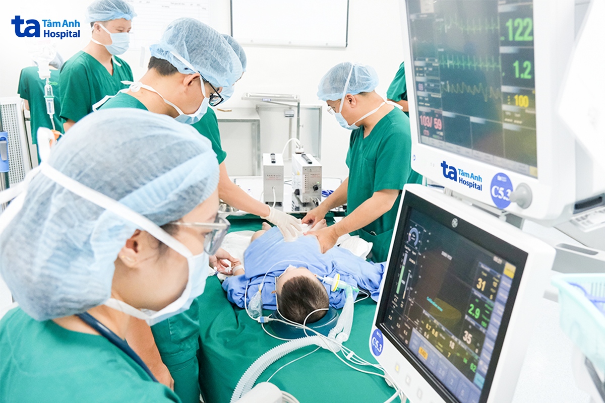 êkíp bác sĩ bơm hơi vào đại tràng để tháo đoạn ruột lồng cho bệnh nhi