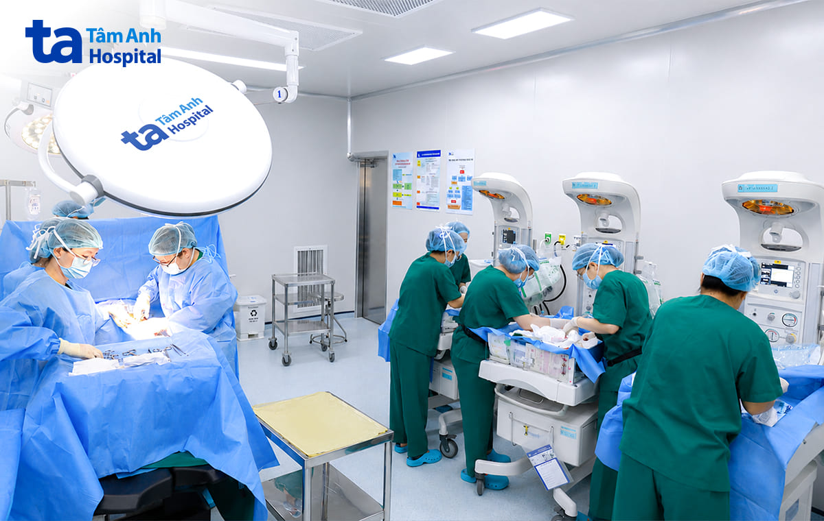 ekip bác sĩ mổ chủ động cho chị sáu ở tuần 34
