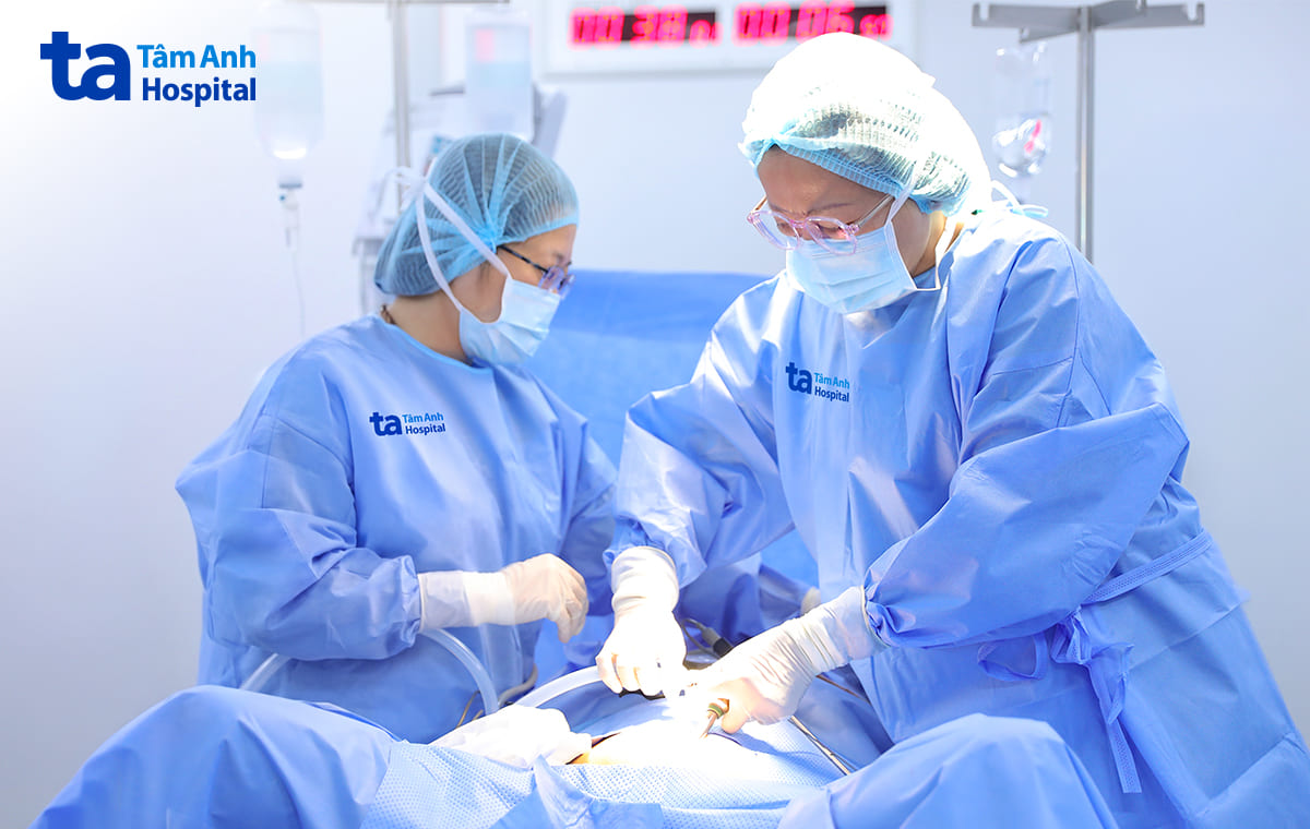 Êkíp bác sĩ phẫu thuật cho chị Giang