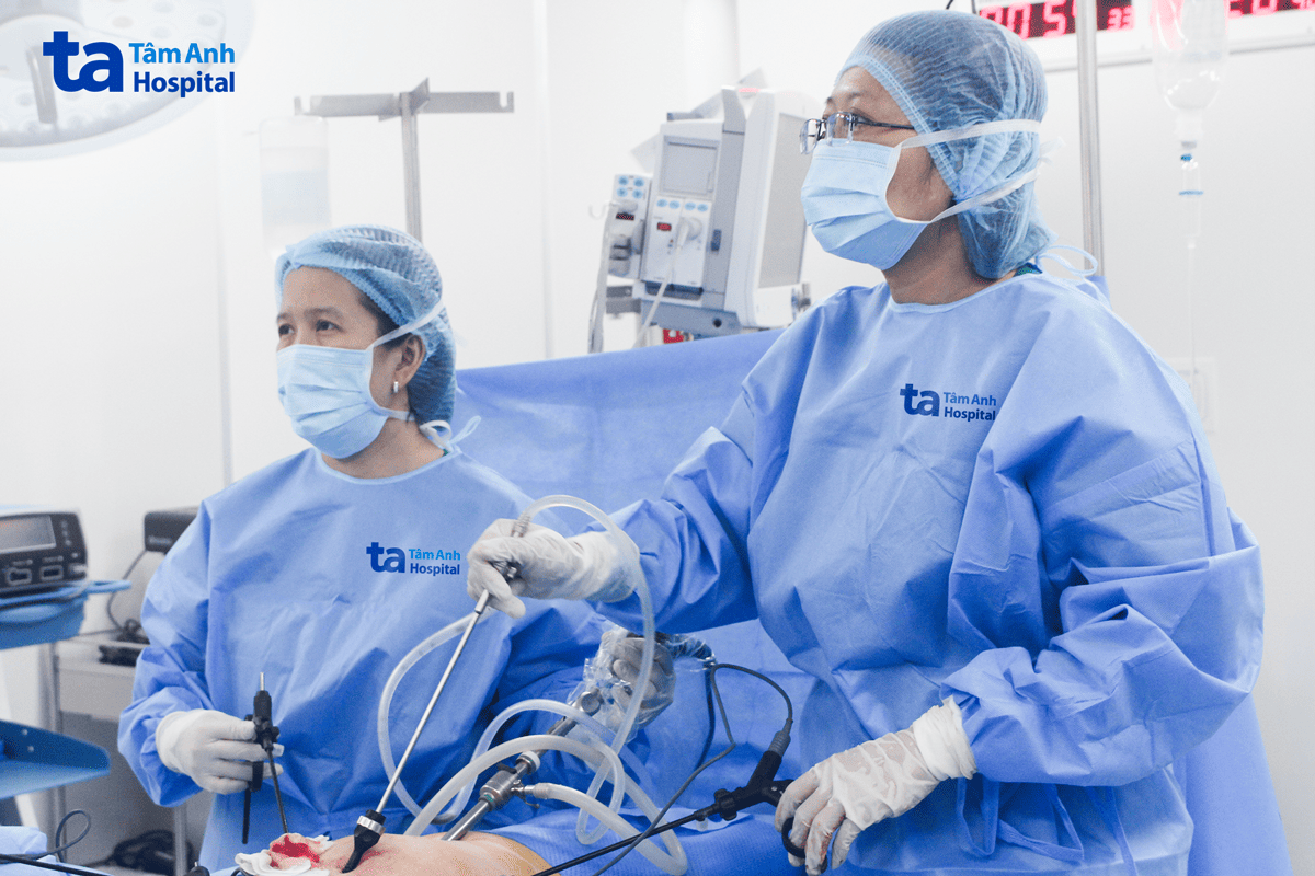 ekip bác sĩ phẫu thuật cho người bệnh