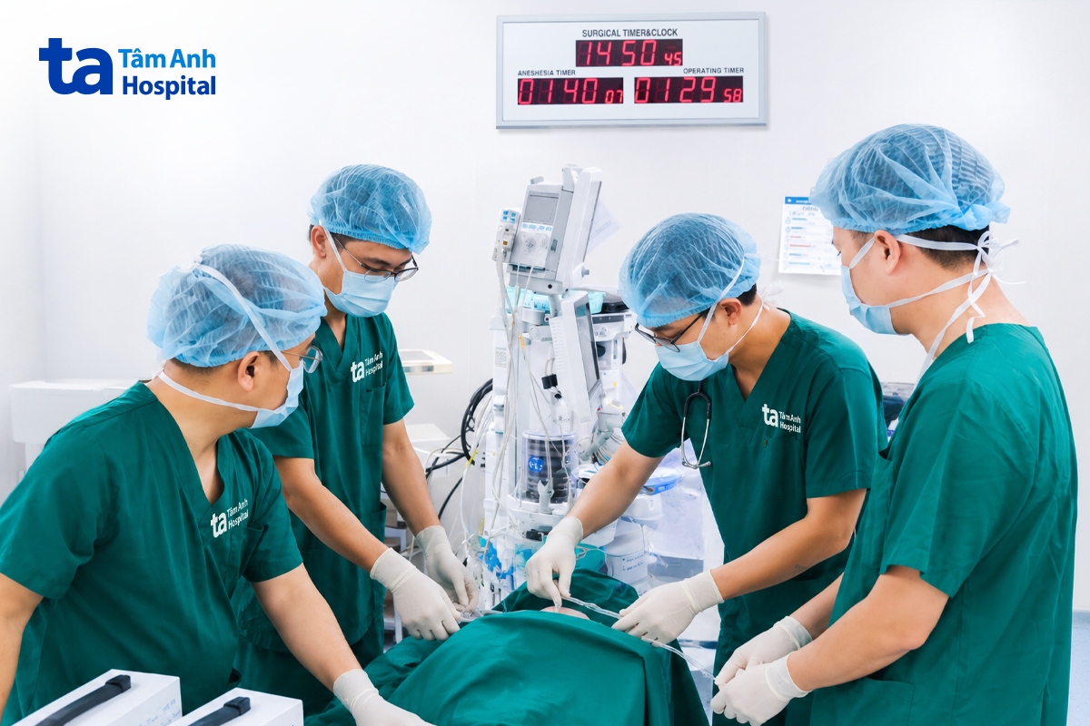 êkíp bác sĩ thực hiện thủ thuật tháo lồng ruột bằng bơm hơi cho ivan
