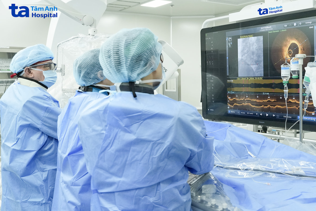 Êkíp can thiệp đặt stent lần thứ hai cho bệnh nhân