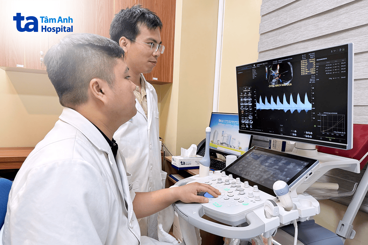 êkíp đang thực hiện truyền máu cho thai nhi