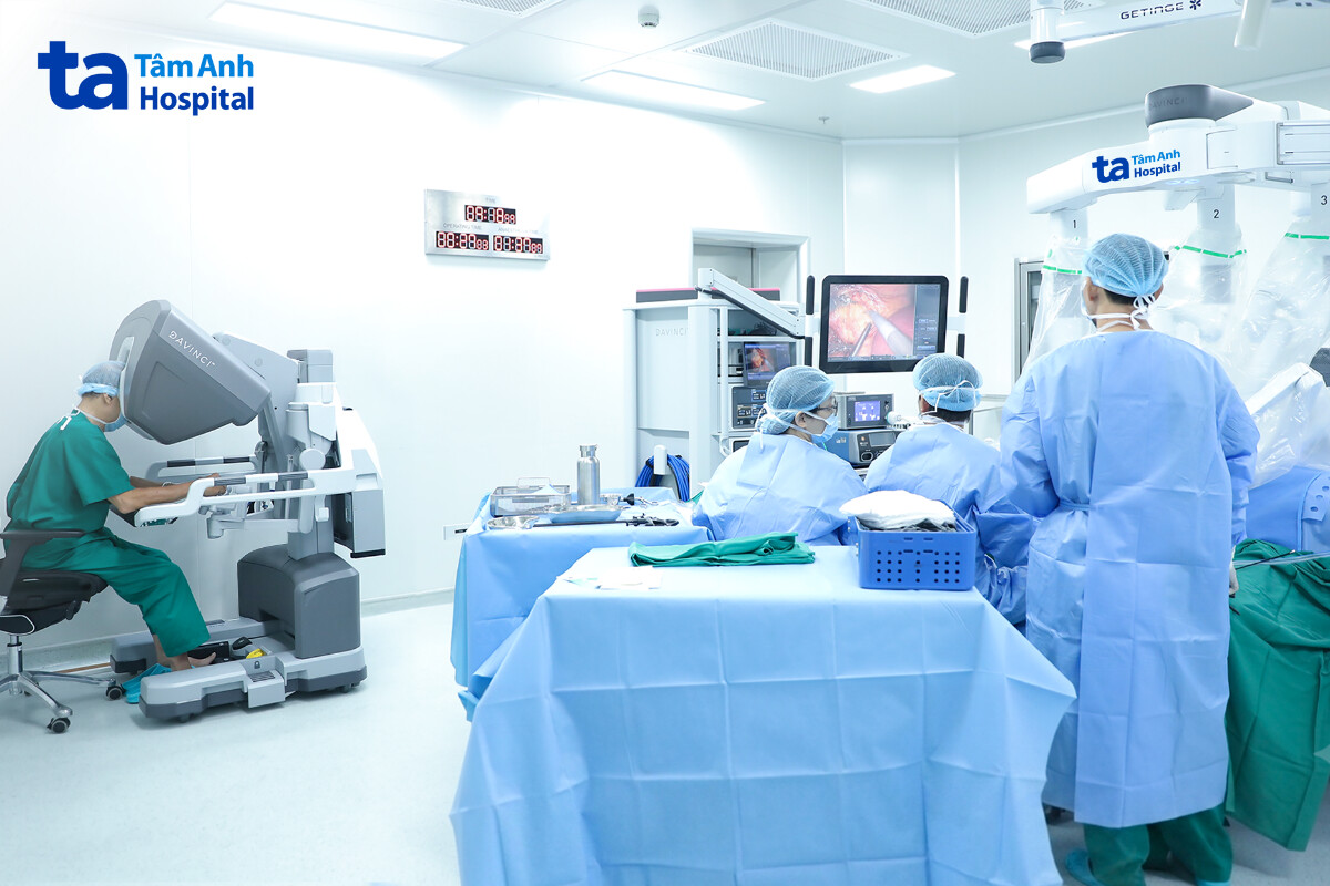 Ê kíp phẫu thuật nội soi robot Da Vinci Xi trong phòng mổ hiện đại