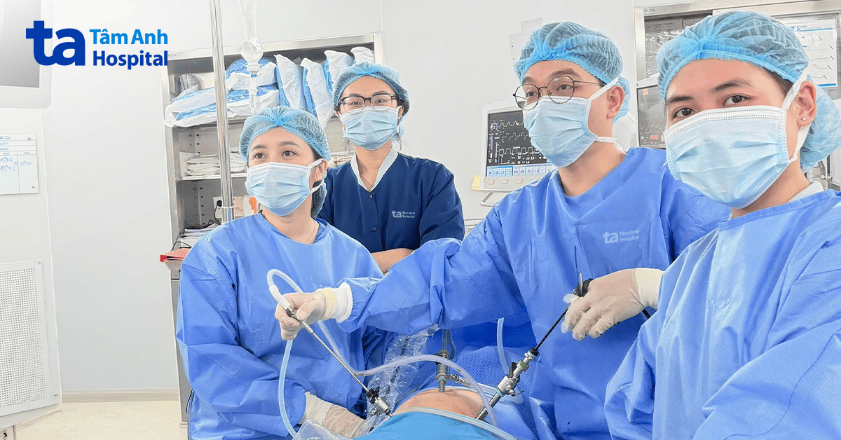 Gần 3 lít máu tràn ổ bụng do vỡ thai ngoài tử cung
