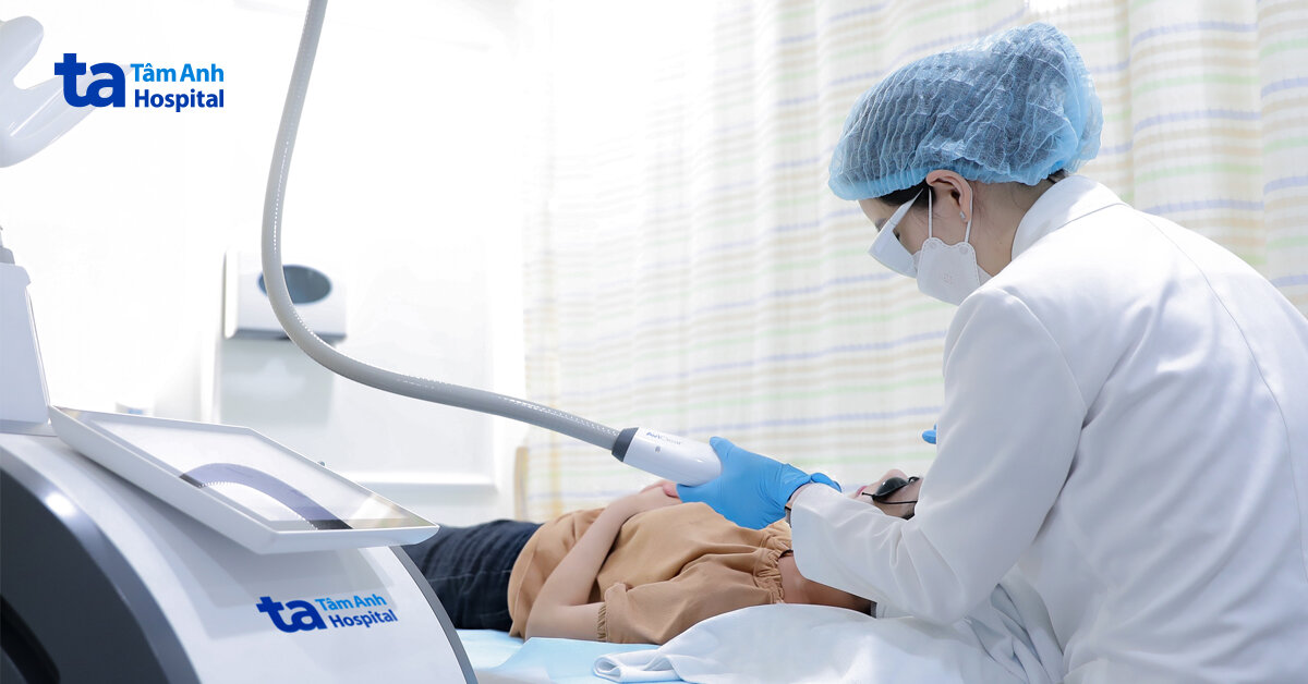 Gặp họa vì tự nặn mụn