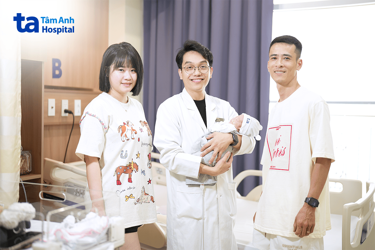 gia đình chụp ảnh cùng bác sĩ
