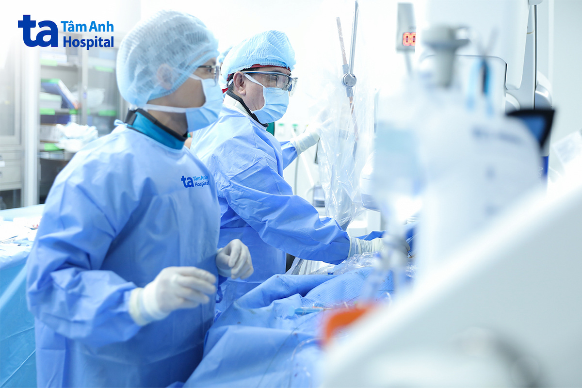 Giáo sư Võ Thành Nhân (phải) cùng êkíp thay van động mạch chủ qua ống thông cho bệnh nhân