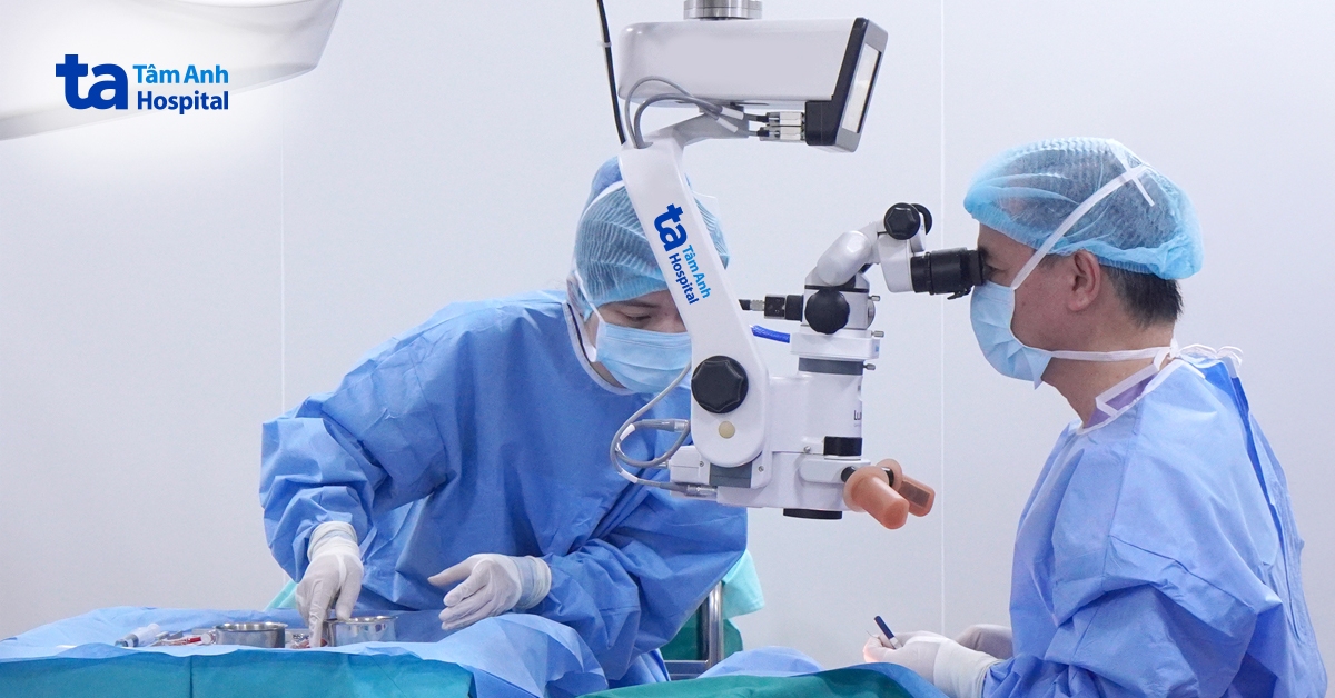Hết cận sau đặt thấu kính nội nhãn